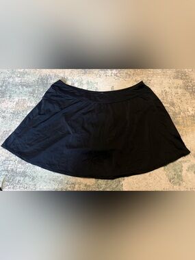 Black Swim Skirt W/ Built In Bikini Bottom Women’s 1X/2X Approx (Tagged 5XL)